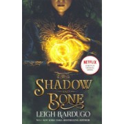 Leigh Bardugo: Grisha Trilogy 1. Shadow and Bone